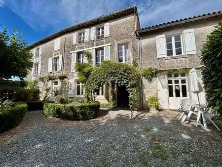 élégante maison de ville au coeur du village historique de la mothe-saint-héray