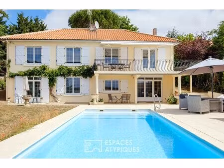 propriété lumineuse avec piscine et vue dégagée