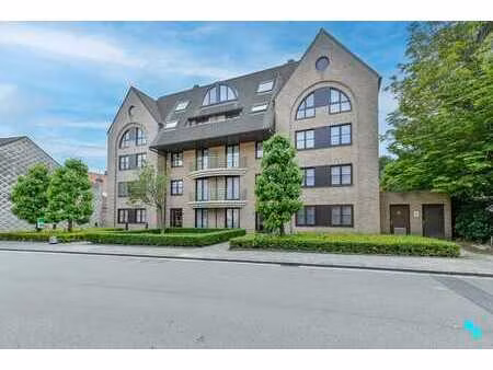 centraal gelegen appartement met garage te izegem