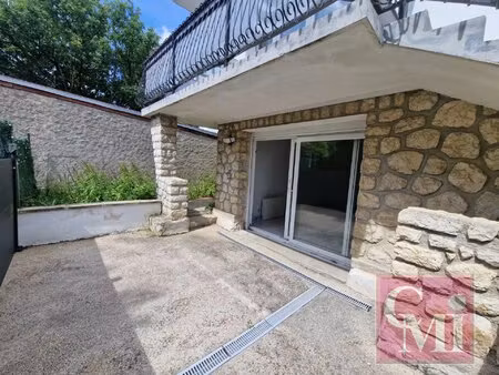 appatement type f2 au calme  en rez de jardin avec terrasse