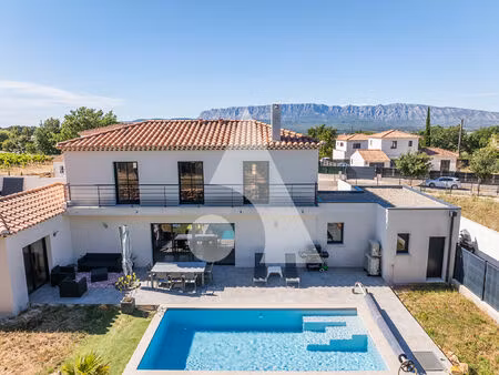 peynier  maison contemporaine de 140 m² avec piscine  garage et vue dégagée