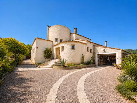 demeure provencale de caractere avec tour  parc paysager et piscine