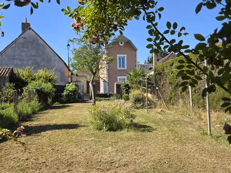 maison de village singulière de 82m2  2/3 chbs  garage et jardin