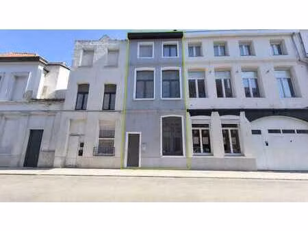 maison mitoyenne peb b entièrement rénovée située au centre