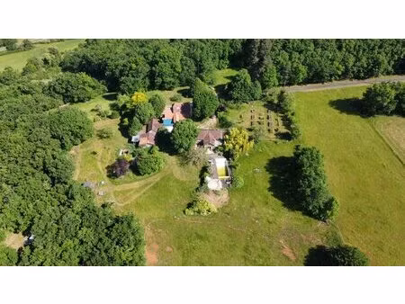 propriété atypique de 17 hectares en périgord noir  au calme et sans voisin.