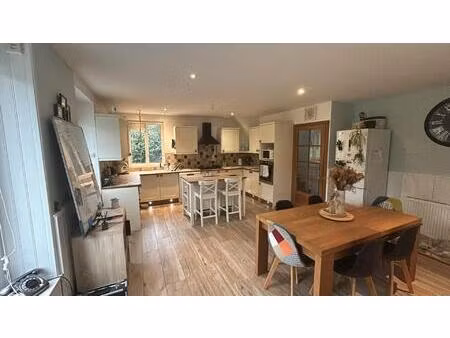 maison au calme au milieu des champs avec gîte