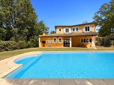 maison avec piscine dans un domaine sécurisé