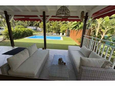 jolie villa individuelle de style créole avec piscine dans cadre privilégié sur la commune