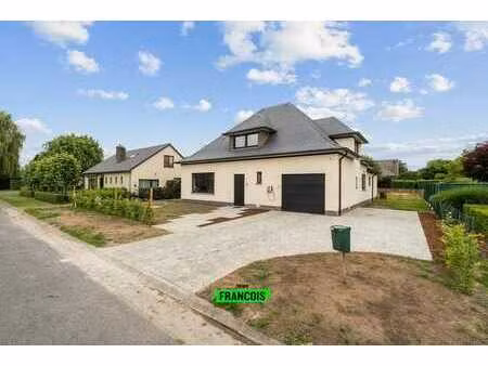 maison 4 façades rénovée avec 4 chambres à eeklo