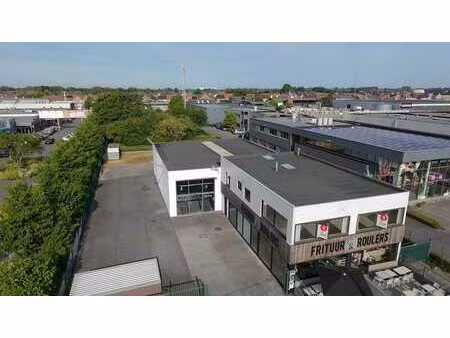 propriété commerciale avec app. d'environ 290 m² près du cen