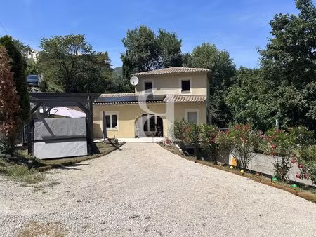 villa avec terrain boisé et ruisseau à nyons