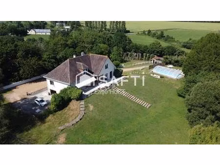 spacieuse propriété familiale nichée au cœur d’un terrain d’environ 7 000 m²