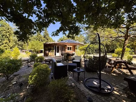 havre de paix au bord de l'eau avec deux chalets