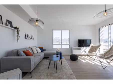 t3 en attique avec terrasse et 2 parkings + 1 cave a sciez