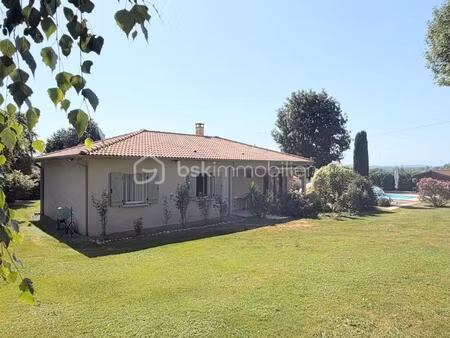 propriété de charme avec maison de plain-pied et piscine et un superbe terrain paysagé