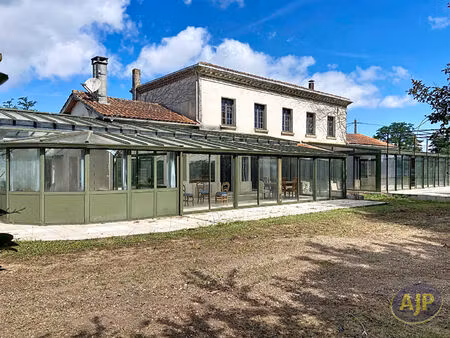 ensemble immobilier de caractère au coeur d'un port de pêche typique du médoc!