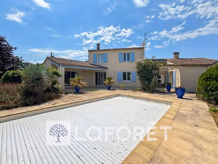à vendre  maison contemporaine 4 pièce(s) 157 m2 avec un double-garage et piscine située e