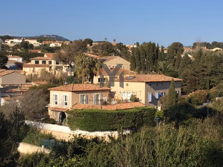 t3 à 100 m de la plage de la gorguette par un chemin privé
