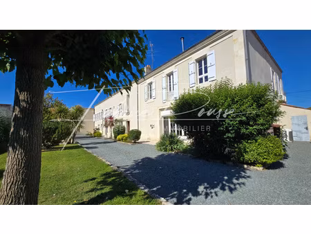 propriété de caractère 650m2 centre ville avec piscine intérieure.