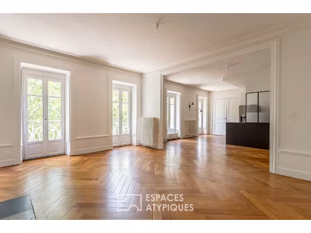 appartement haussmannien avec balcon en dernier étage