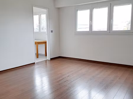 dans une belle résidence fermée beau studio.
