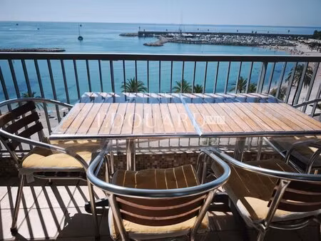 en exclusivité grand studio en dernier étage avec splendide vue mer  idéalement situé face