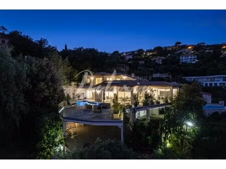 villa nichée sur les hauteurs des issambres  vue mer et piscine chauffée.