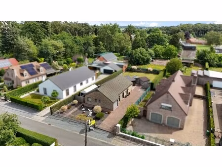 rustig gelegen bungalow op een rustige ligging te berlare op 885m² grond.