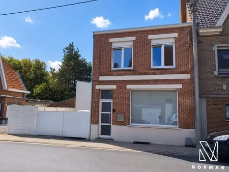 halfopen woning met 3 slaapkamers  bijgebouw/atelier en grote voorkamer voor eventuele han