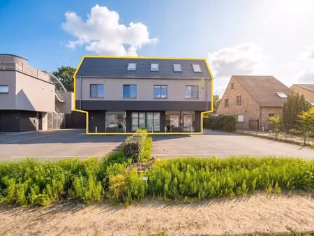 centraal gelegen handelspand met 3 appartementen!