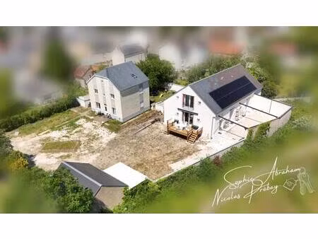 propriété polyvalente aux prestations énergétiques remarquables ? maison principale et log