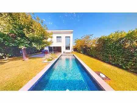 maison 210m2 5 chambres piscine studio indépendant et garage