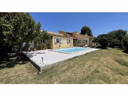 exclusivite : alpilles sud   centre village  maison de total plain pied avec 4 chambres  .