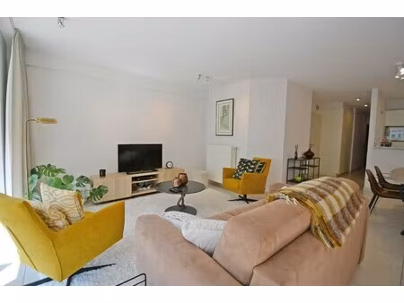 ruim en lichtrijk appartement met 2 slaapkamers vlakbij het rubensplein.
