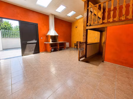 thuir centre – maison de village avec patio et mezzanine  fort