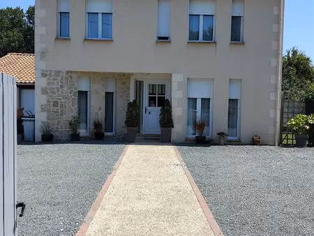 maison moderne entre surgères et st jean d'angely. beneficier d'être situé au calme en...