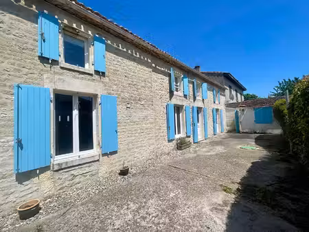 deux maisons à loulay  tout à l'égout  gros potentiel investisseur