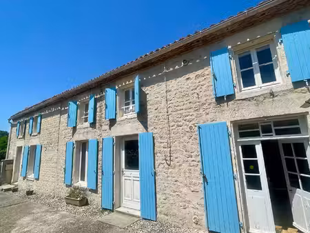 maison et maison d'amis en centre ville loulay  tout à l'égout