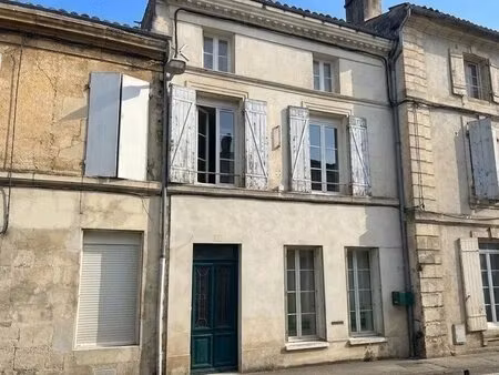 grande maison de ville avec 6 chambres  dépendance sur deux niveaux et jardin
