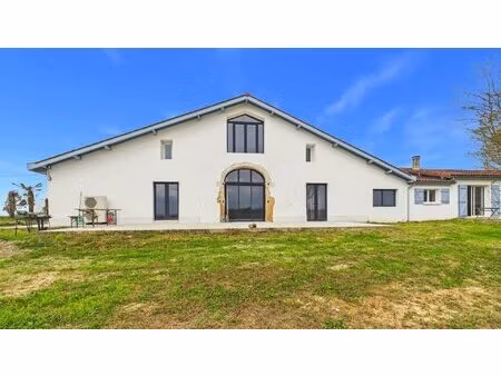 corps de ferme rénové - vue pyrénées - 440 m² habitables - 7 200 m² de terrain
