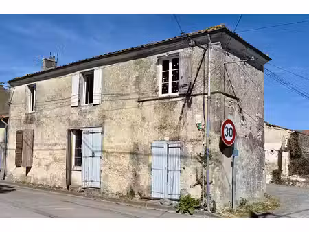dans un village avec bar/resto  maison à rénover  beau potential  gros travaux déjà...