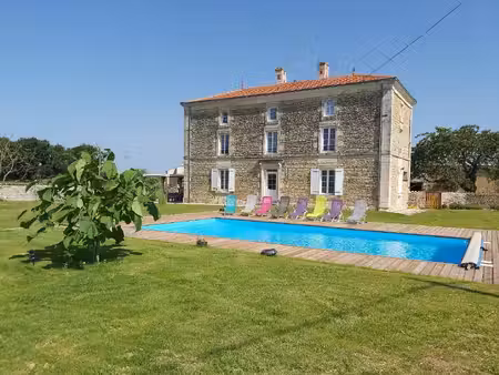 maison de maître rénovée  piscine chauffée et deuxième charmante maison