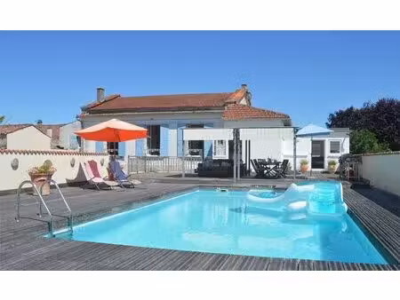 maison avec piscine  commerces à pied  dépendances et grands garages  proche tgv et...