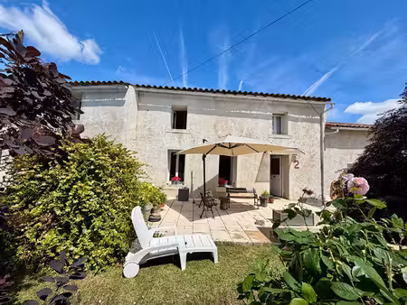 grande maison de 3 chambres et gîte attenant  pas de travaux  commerces à aulnay à 4 km