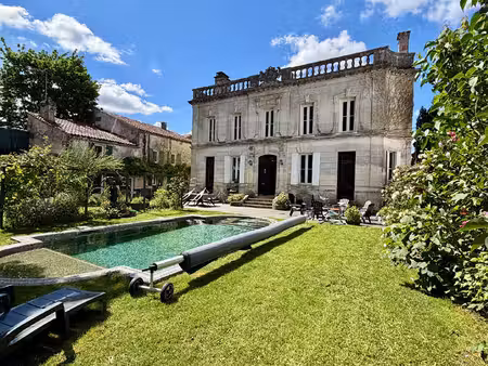 majestique maison de maître avec gîte  beau jardin avec magnifique piscine  commerces à...