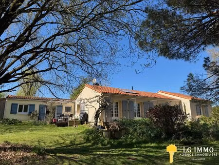 maison de plain-pied rénovée au milieu de son jardin clos avec piscine et garage