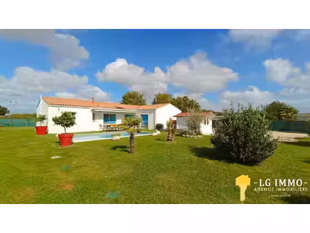 maison de plain pied construite en 2022  3 chambres  piscine et terrain clos de 2339 m2