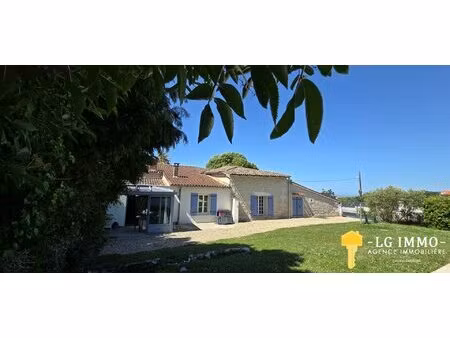 maison charentaise  4 chambres  avec garage  jardin et piscine  vue estuaire