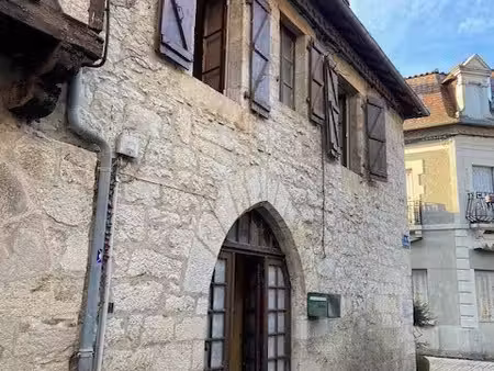 village médiéval : maison à rénover