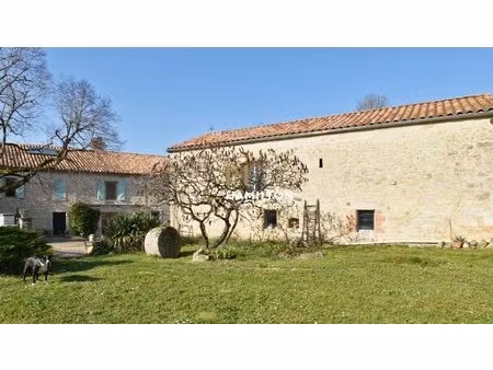 propriete aux multiples possibilites - piscine  annexes et prairie cloturee